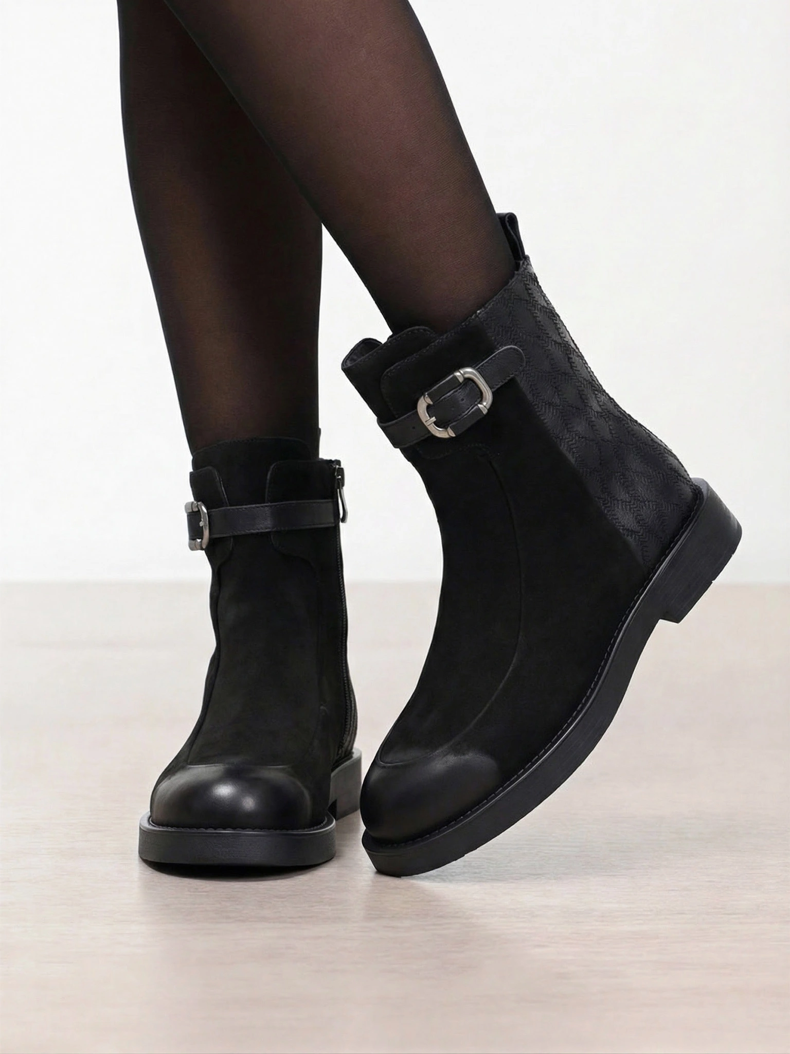 Ботинки комбинированные черного цвета на среднем каблуке